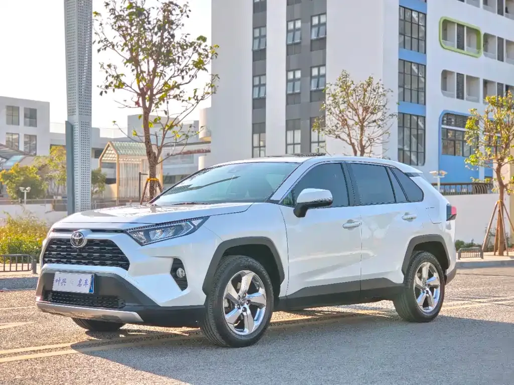 Toyota RAV4 — фото 1