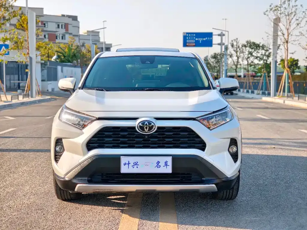 Toyota RAV4 — фото 8