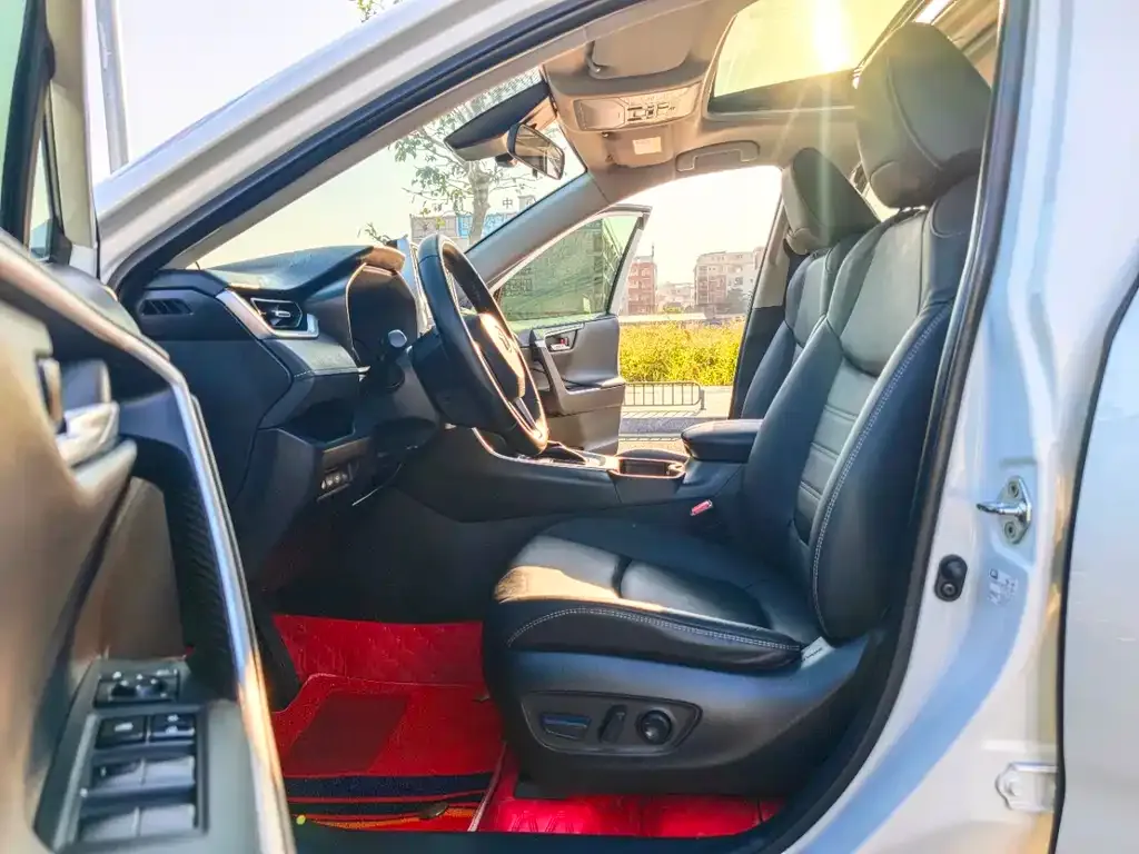 Toyota RAV4 — фото 6