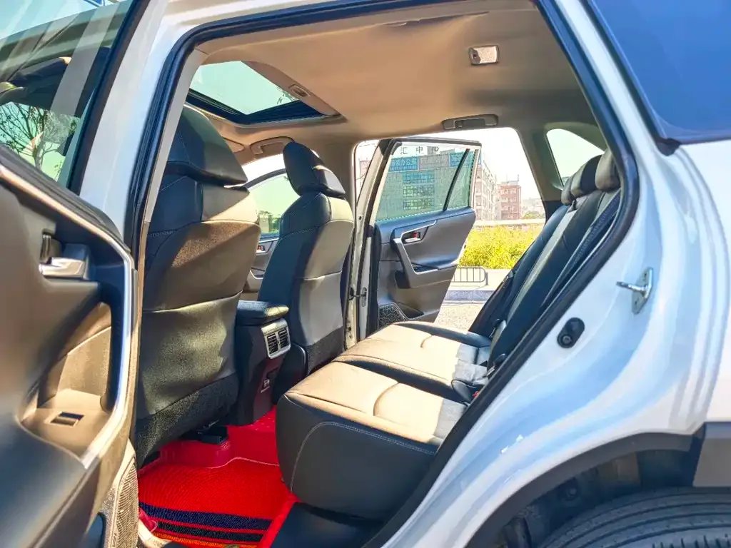 Toyota RAV4 — фото 5