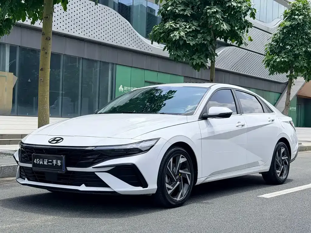Hyundai Elantra — фото 1