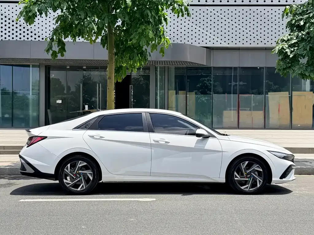 Hyundai Elantra — фото 5