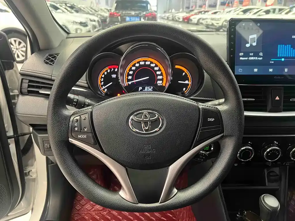 Toyota Yaris L — фото 8