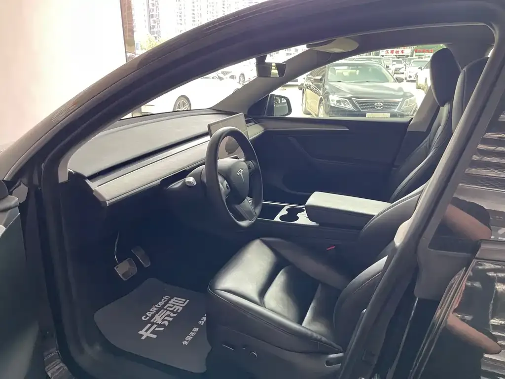 Tesla Model Y — фото 9