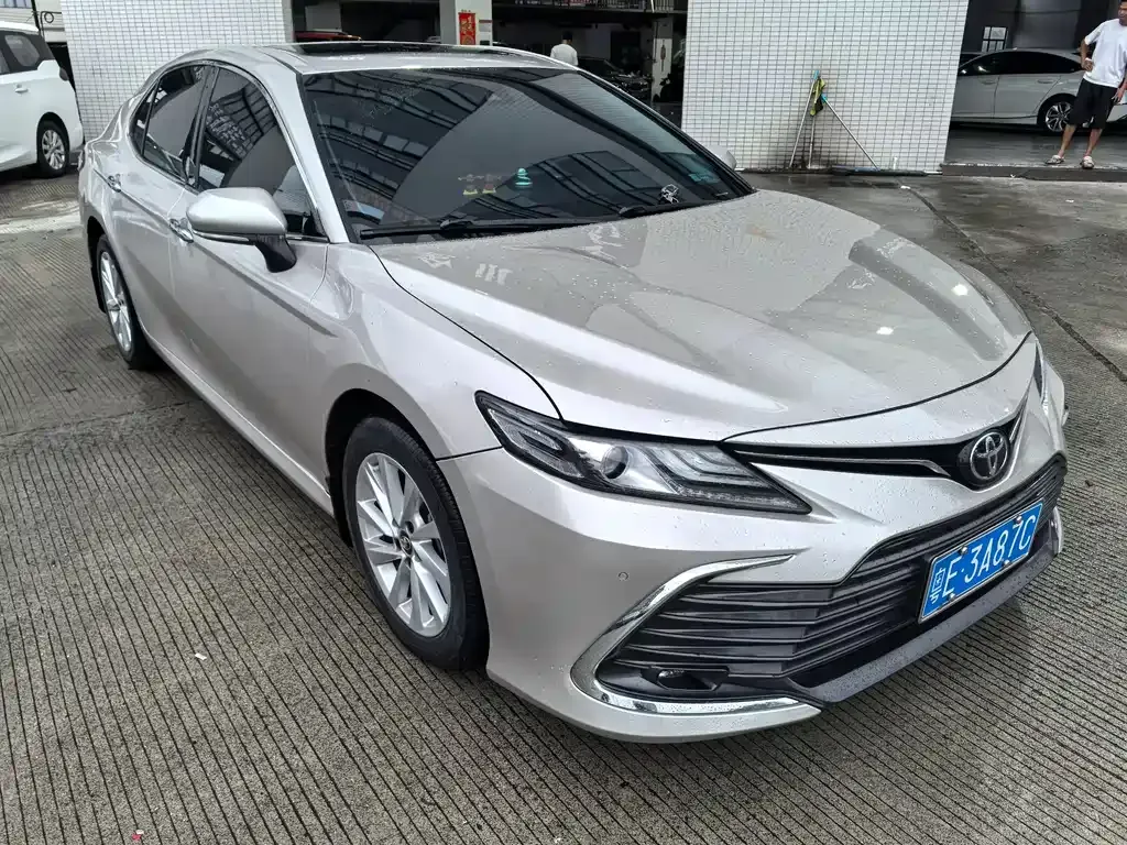 Toyota Camry — фото 9