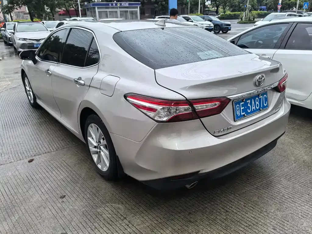 Toyota Camry — фото 6