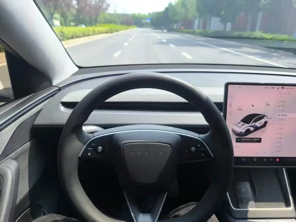 Tesla Model Y — фото 10