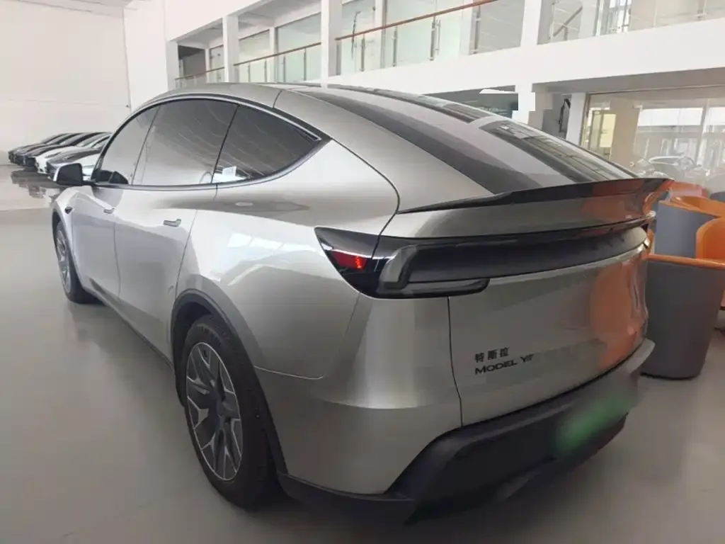 Tesla Model Y L — фото 9