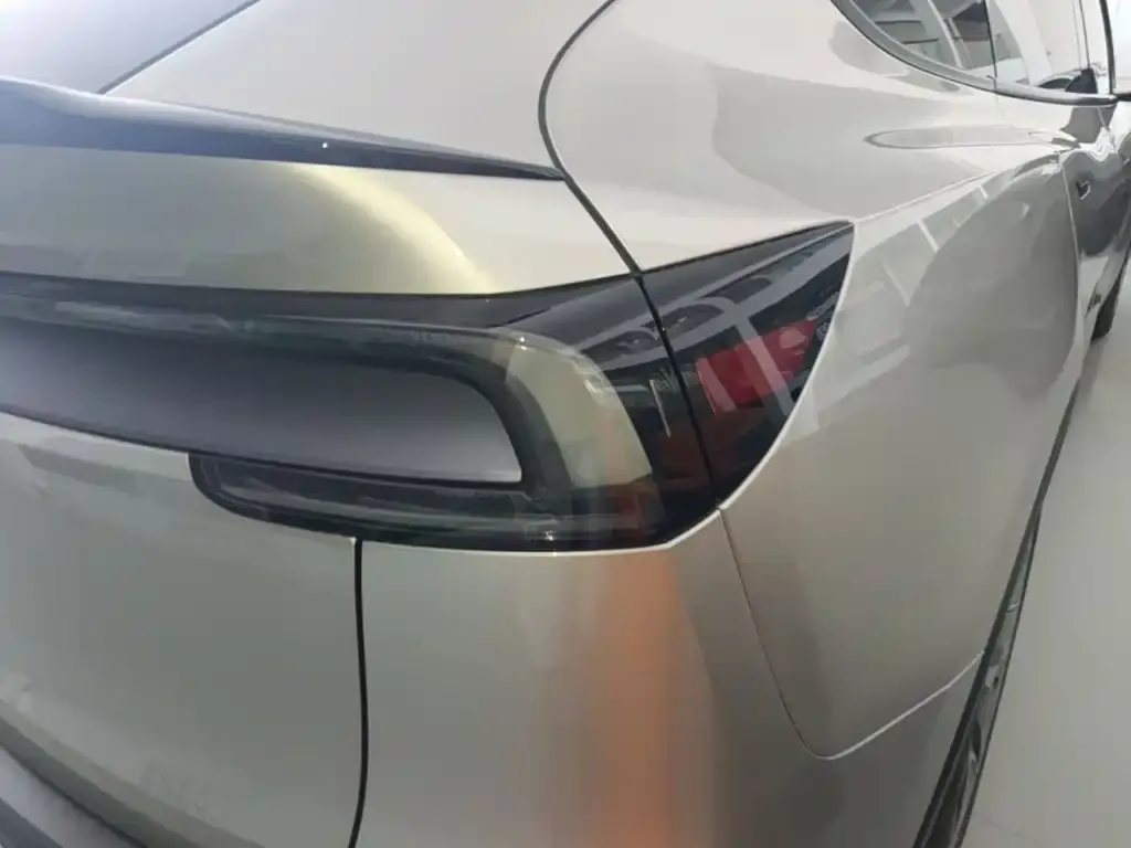 Tesla Model Y L — фото 6
