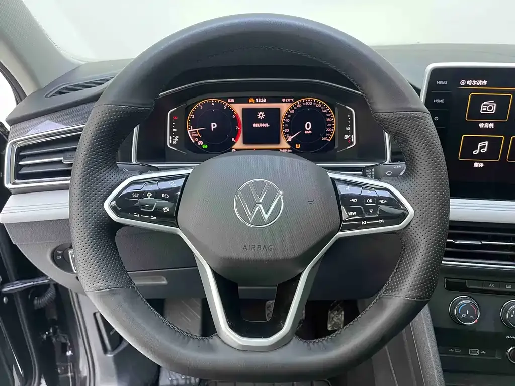 Volkswagen Tiguan L — фото 8