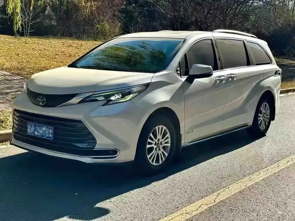 Toyota Granvia — фото 1