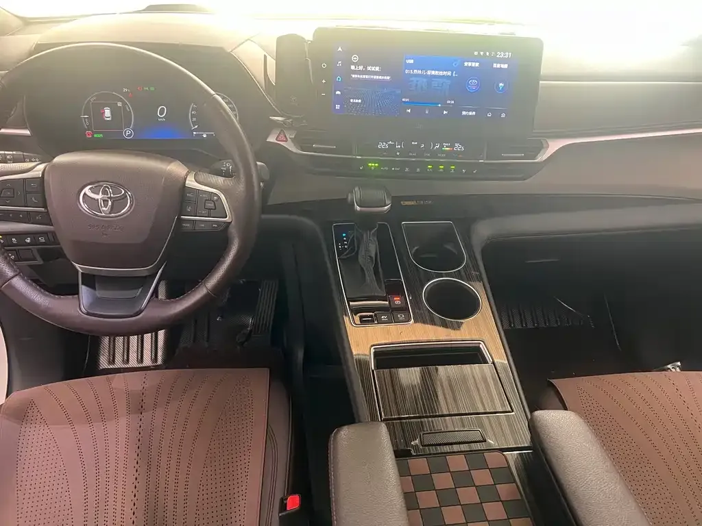 Toyota Granvia — фото 7