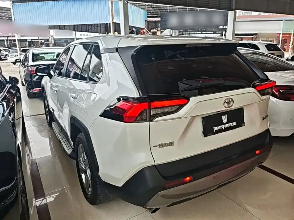 Toyota RAV4 — фото 8