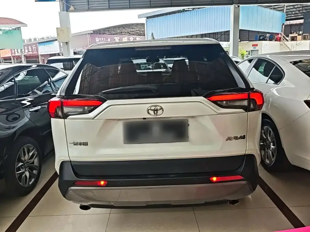 Toyota RAV4 — фото 7
