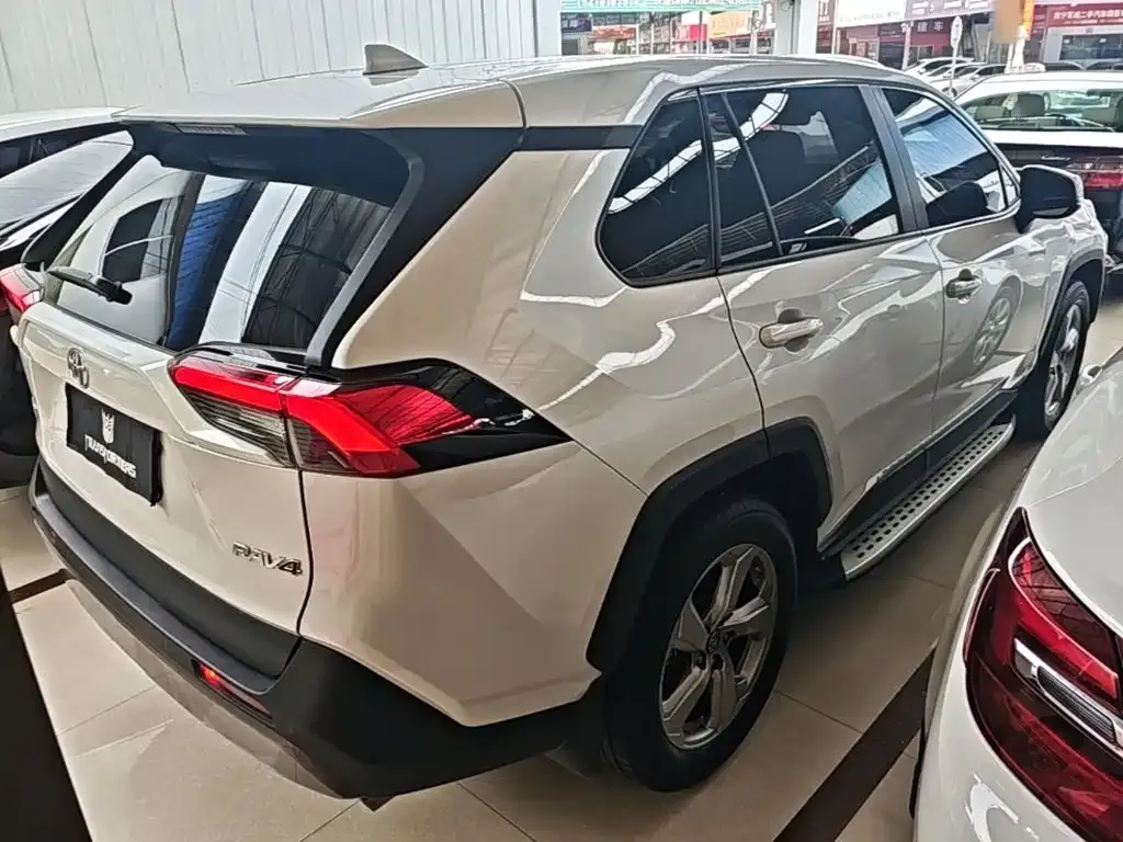Toyota RAV4 — фото 2