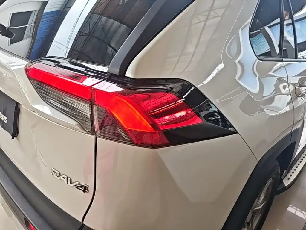 Toyota RAV4 — фото 10