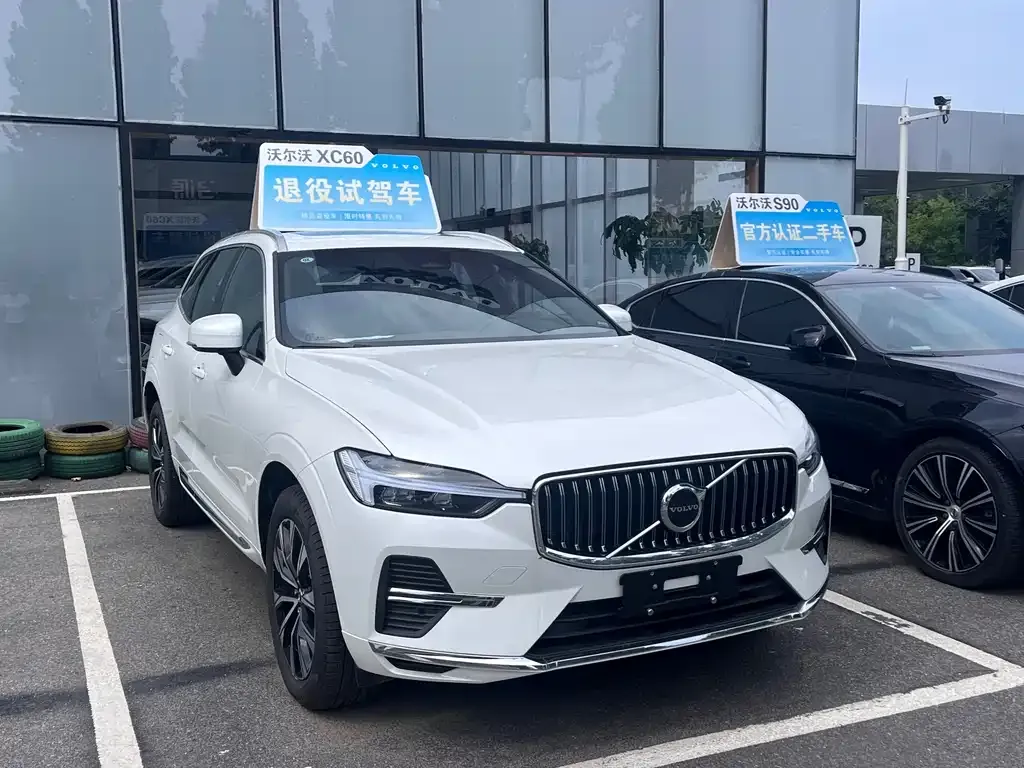 Volvo XC60 — фото 1
