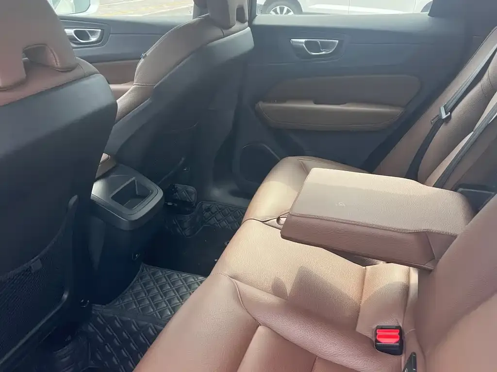 Volvo XC60 — фото 2