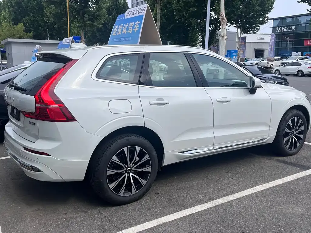 Volvo XC60 — фото 6