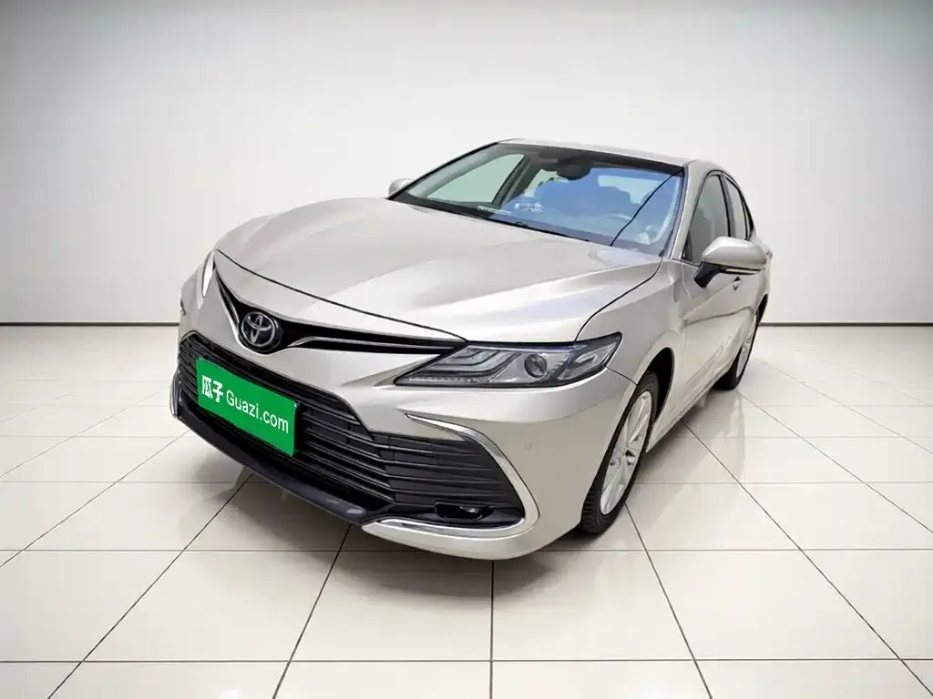 Toyota Camry — фото 1