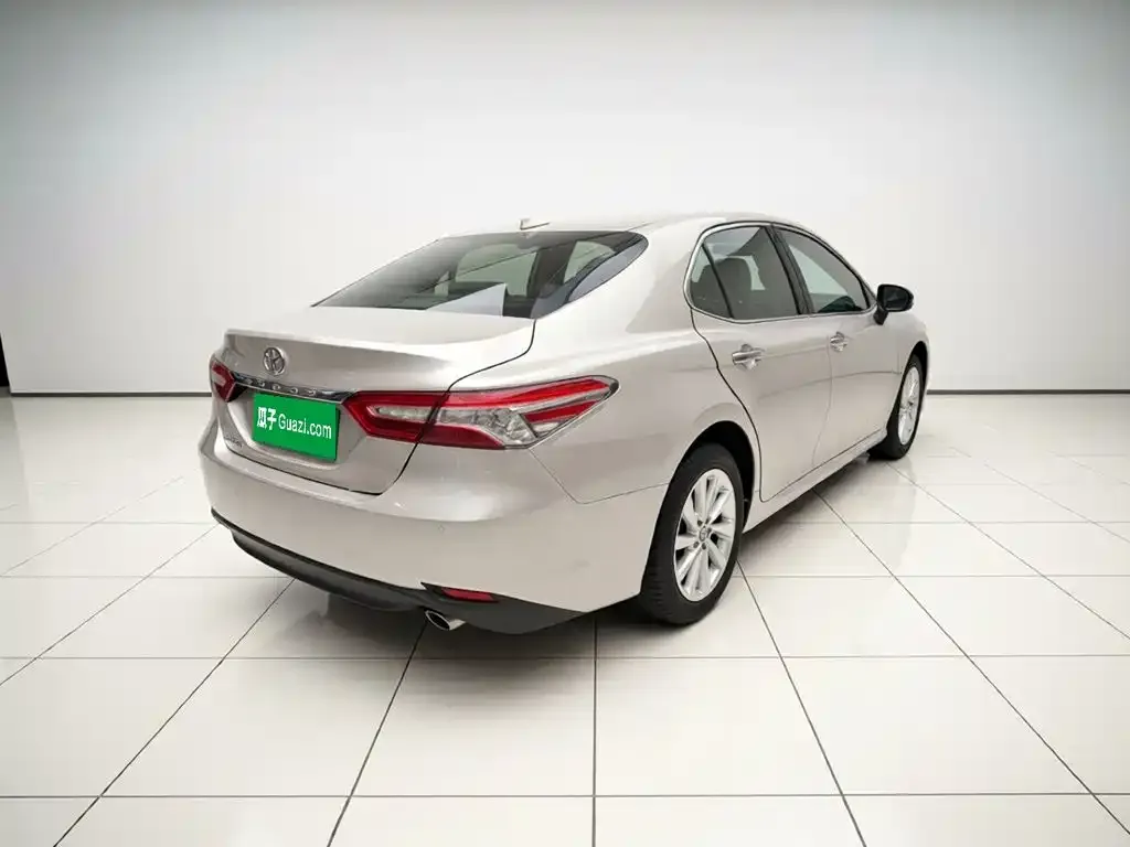 Toyota Camry — фото 2