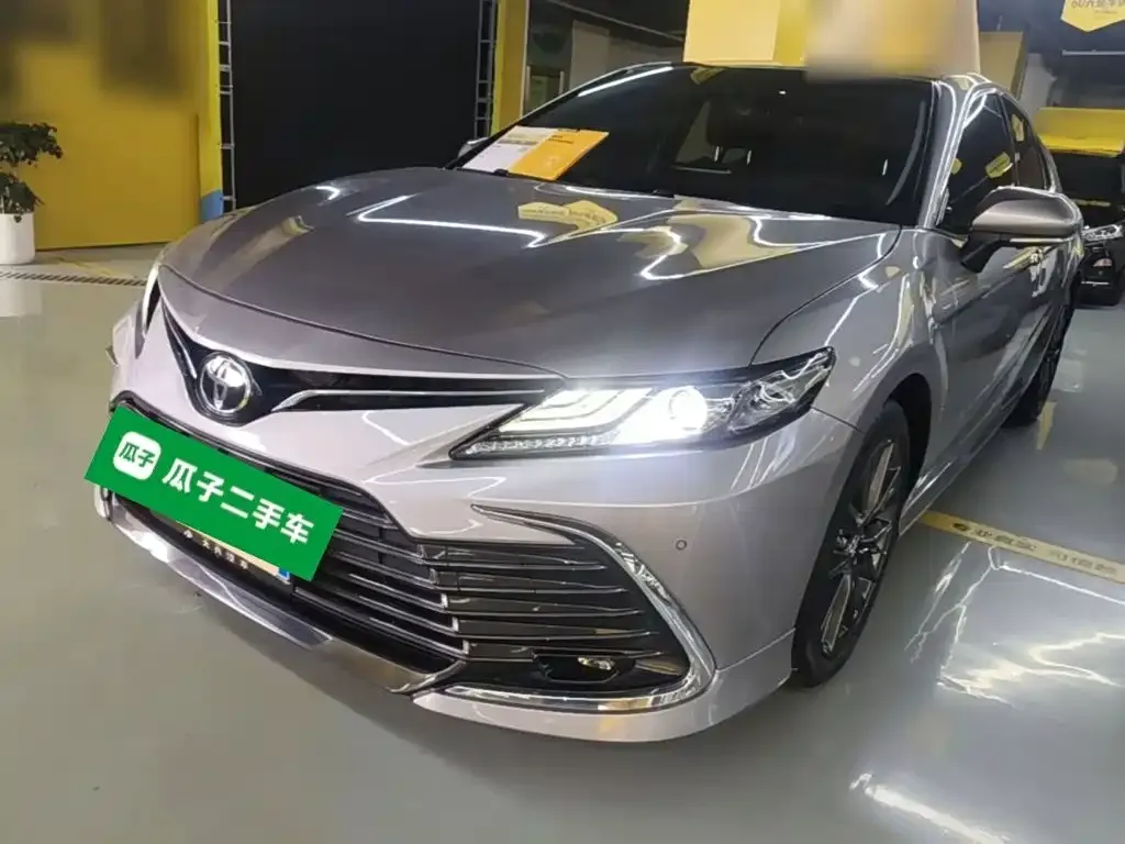 Toyota Camry — фото 1
