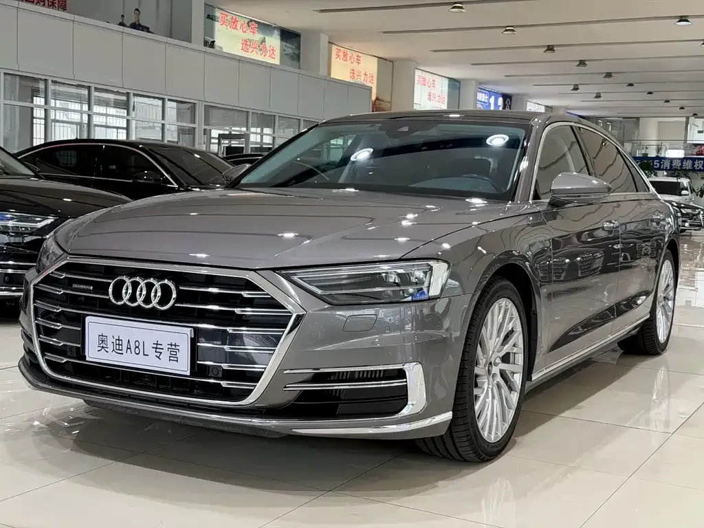 Audi A8 — фото 1