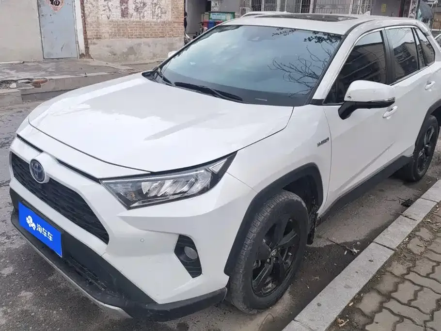 Toyota RAV4 — фото 1