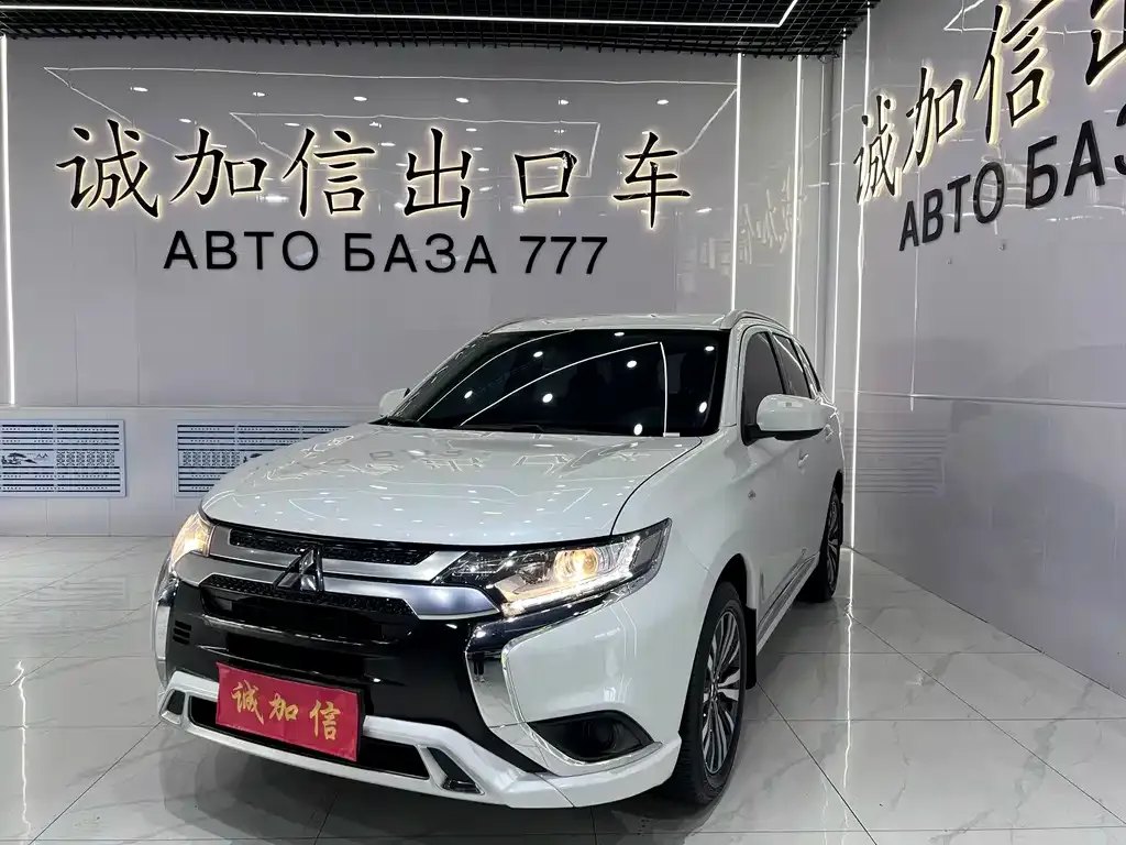 Mitsubishi Outlander — фото 1