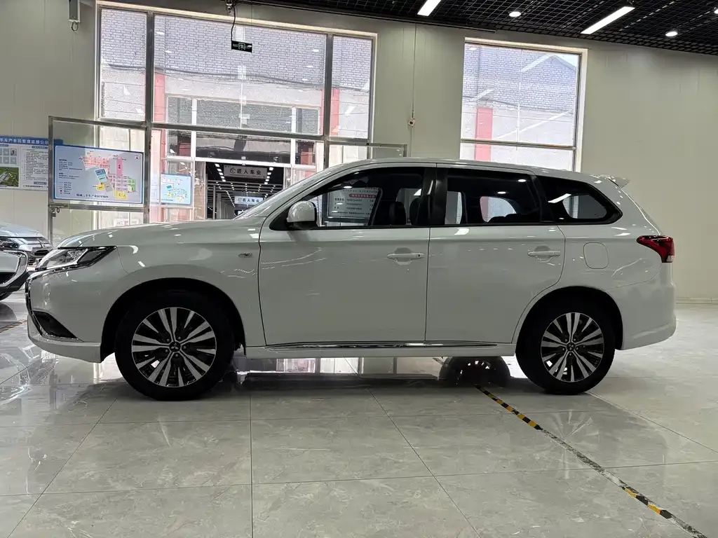Mitsubishi Outlander — фото 9