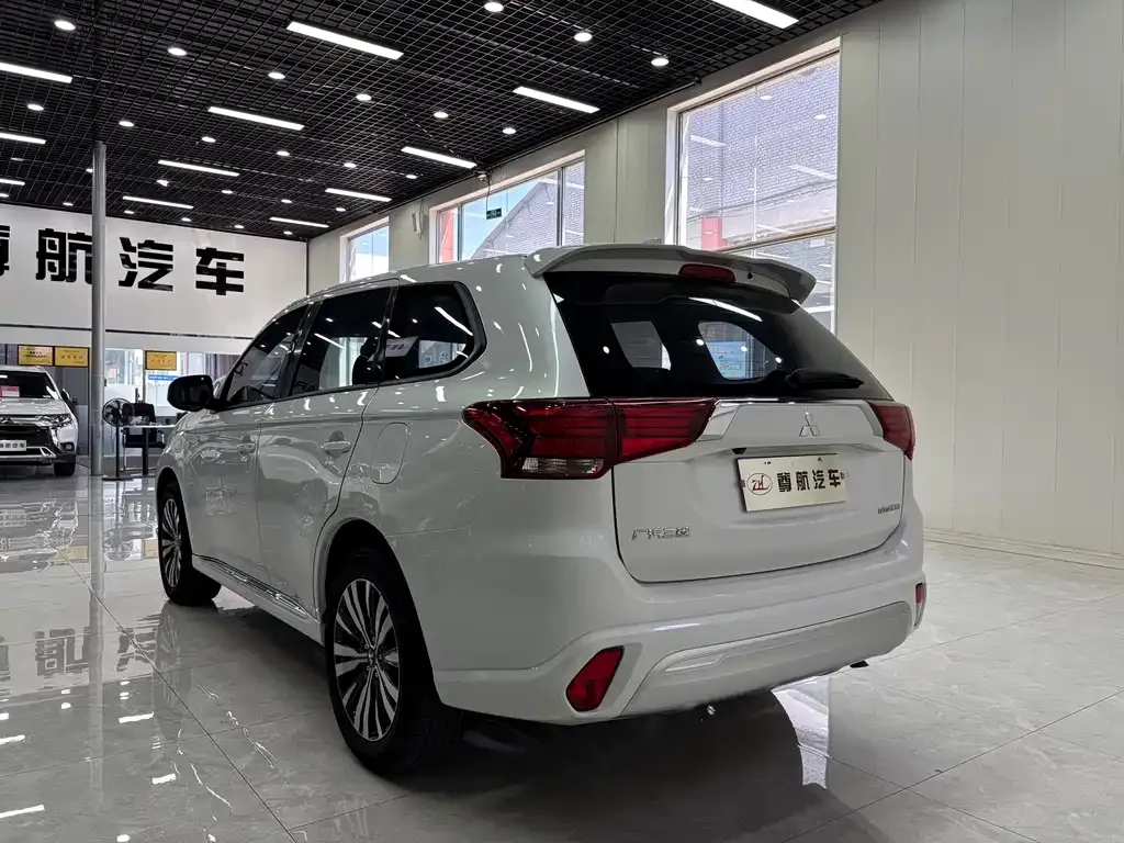 Mitsubishi Outlander — фото 8