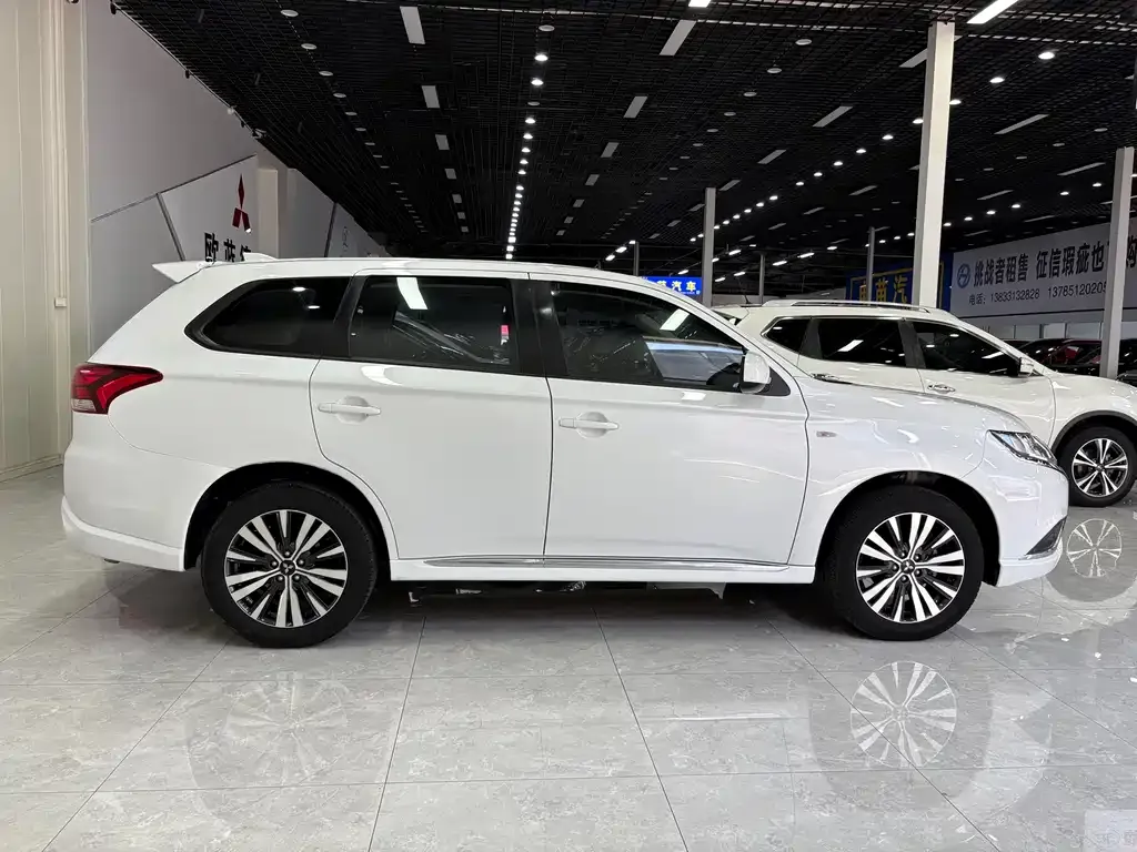 Mitsubishi Outlander — фото 7