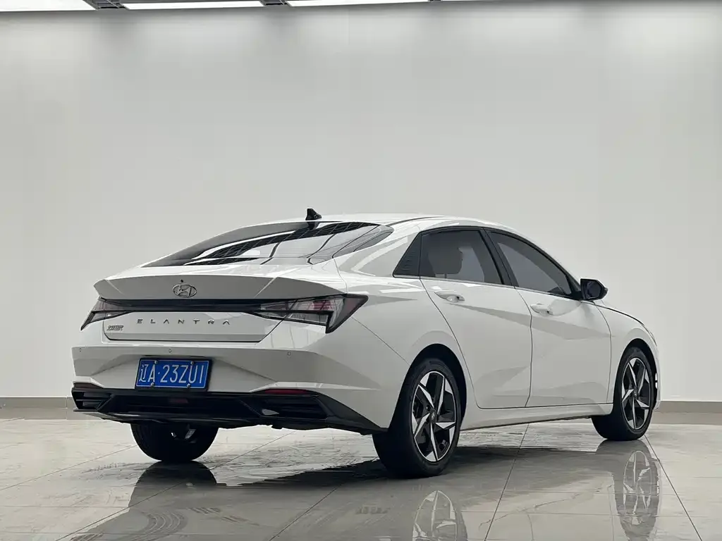 Hyundai Elantra — фото 10