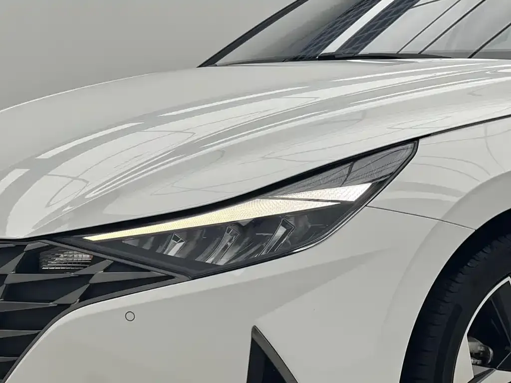 Hyundai Elantra — фото 8