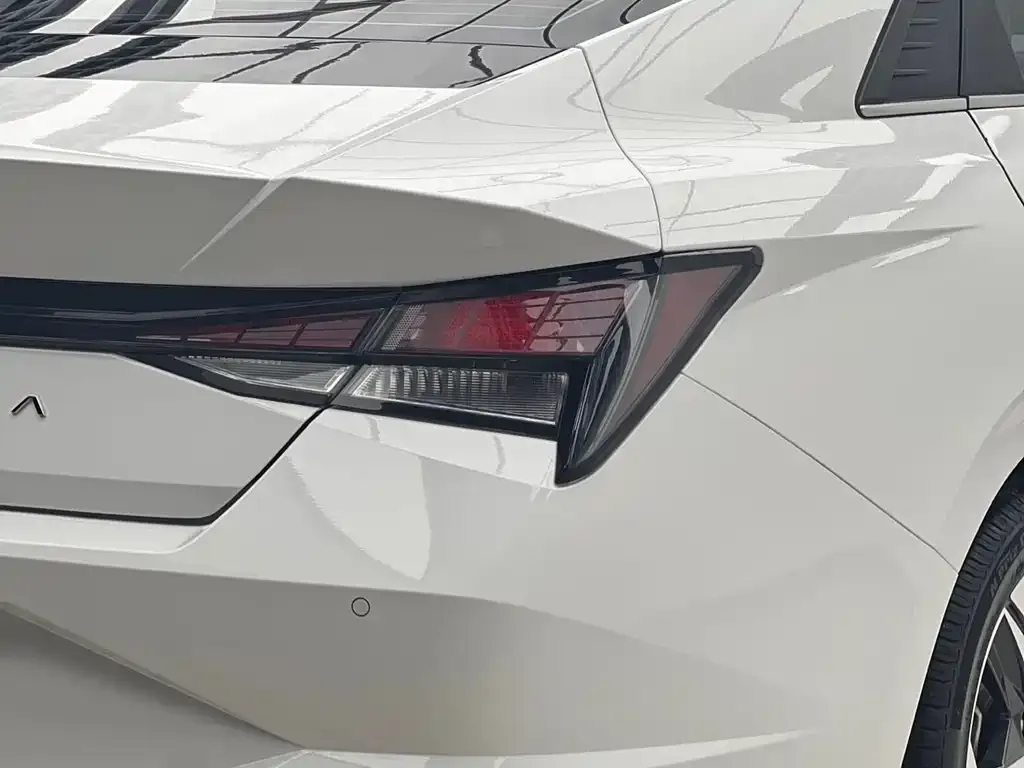 Hyundai Elantra — фото 2