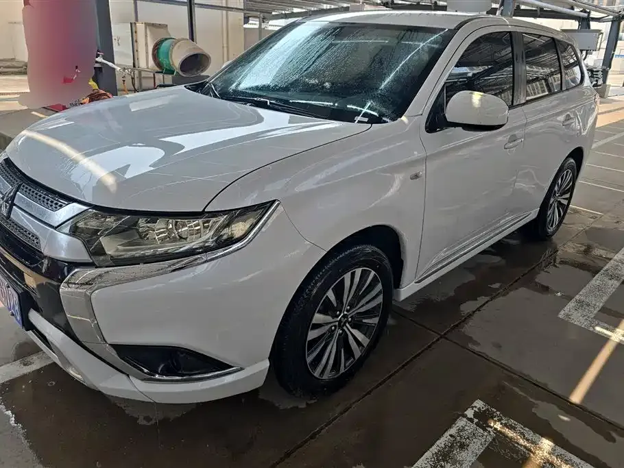Mitsubishi Outlander — фото 1