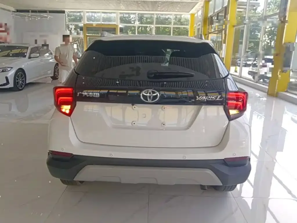 Toyota Yaris L — фото 2
