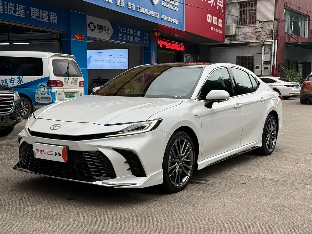 Toyota Camry — фото 1