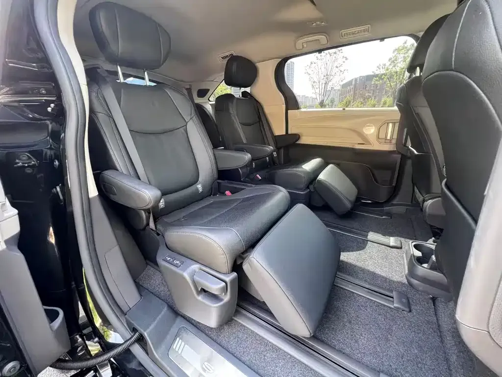 Toyota Sienna — фото 3