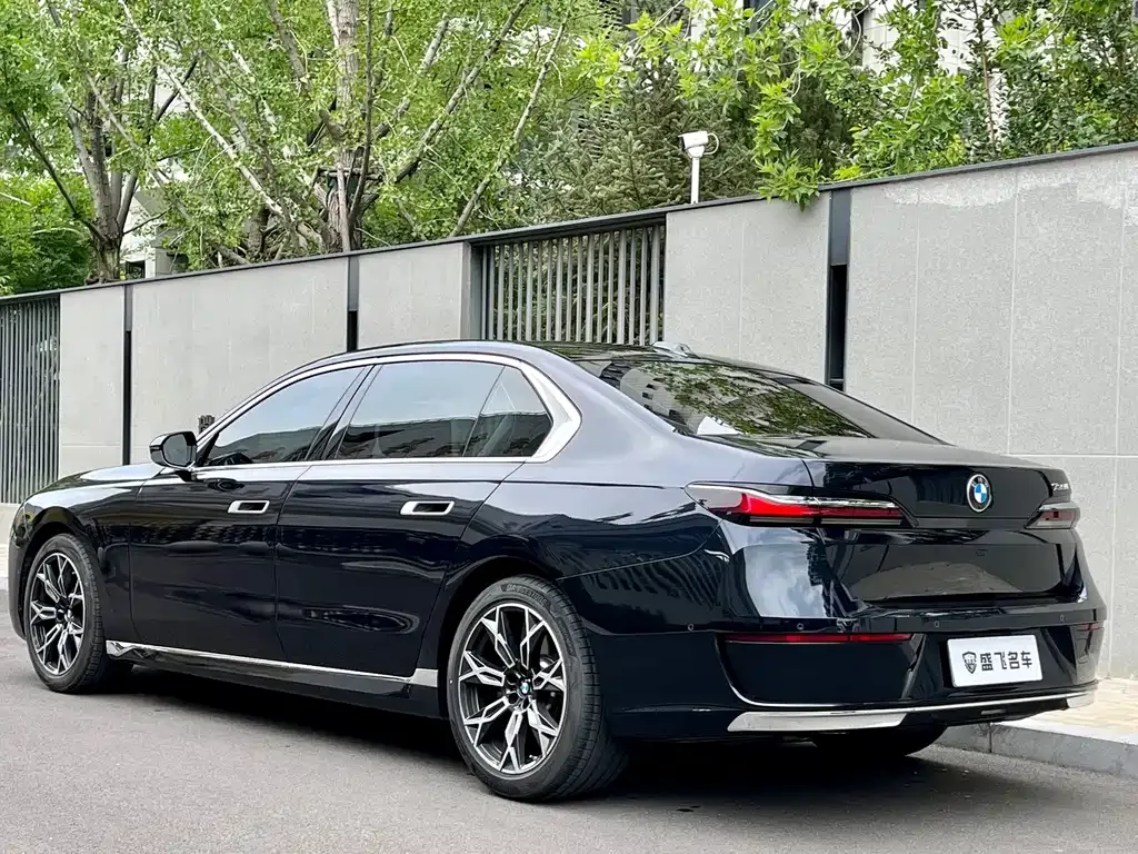 BMW 7 Series — фото 10