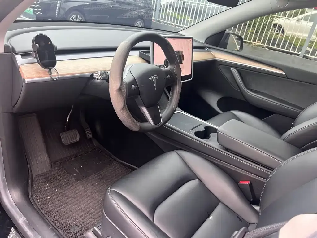 Tesla Model Y — фото 2