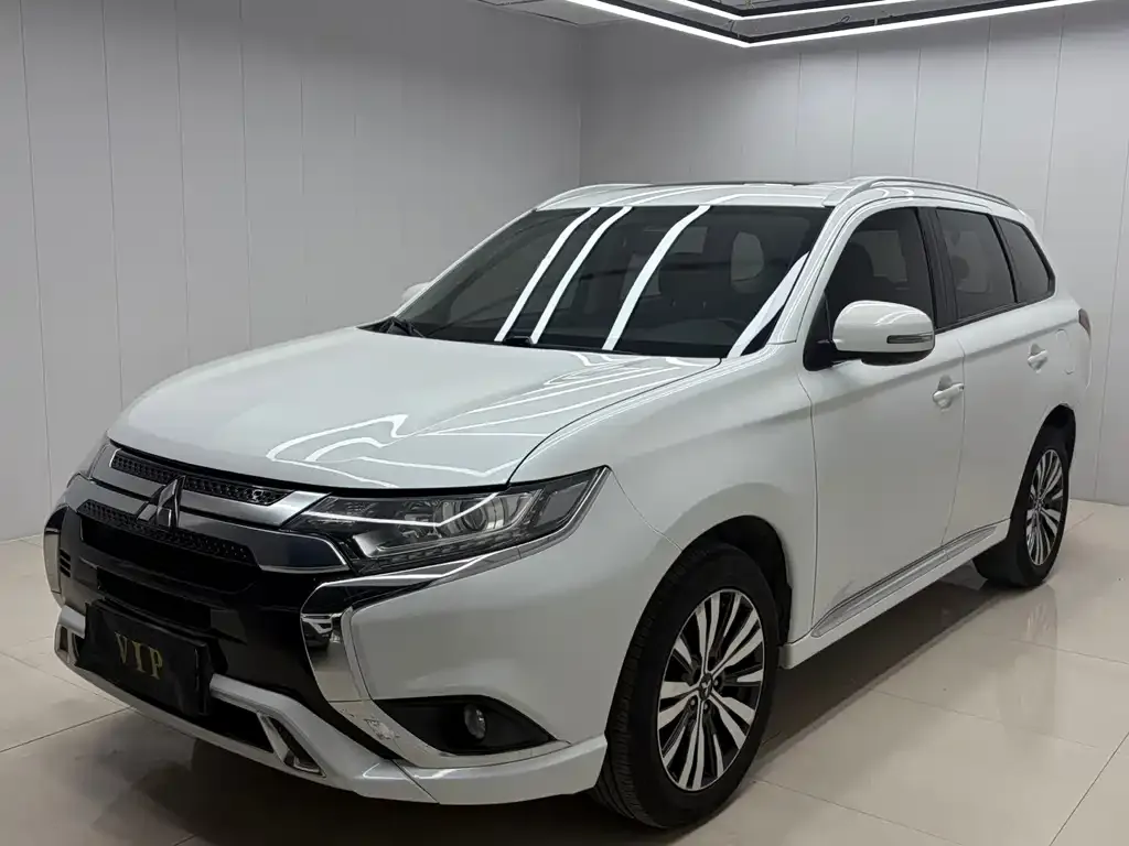 Mitsubishi Outlander — фото 1