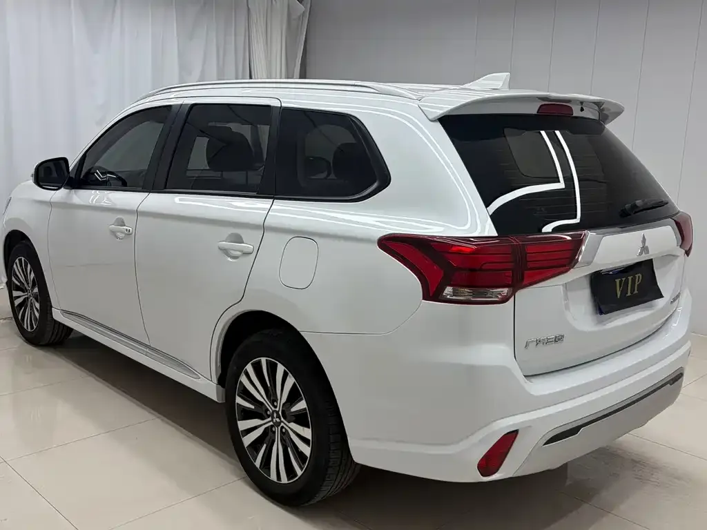 Mitsubishi Outlander — фото 10