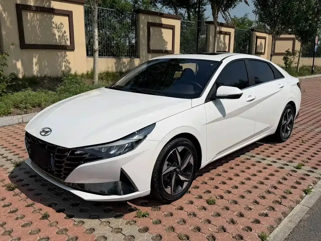 Hyundai Elantra — фото 1