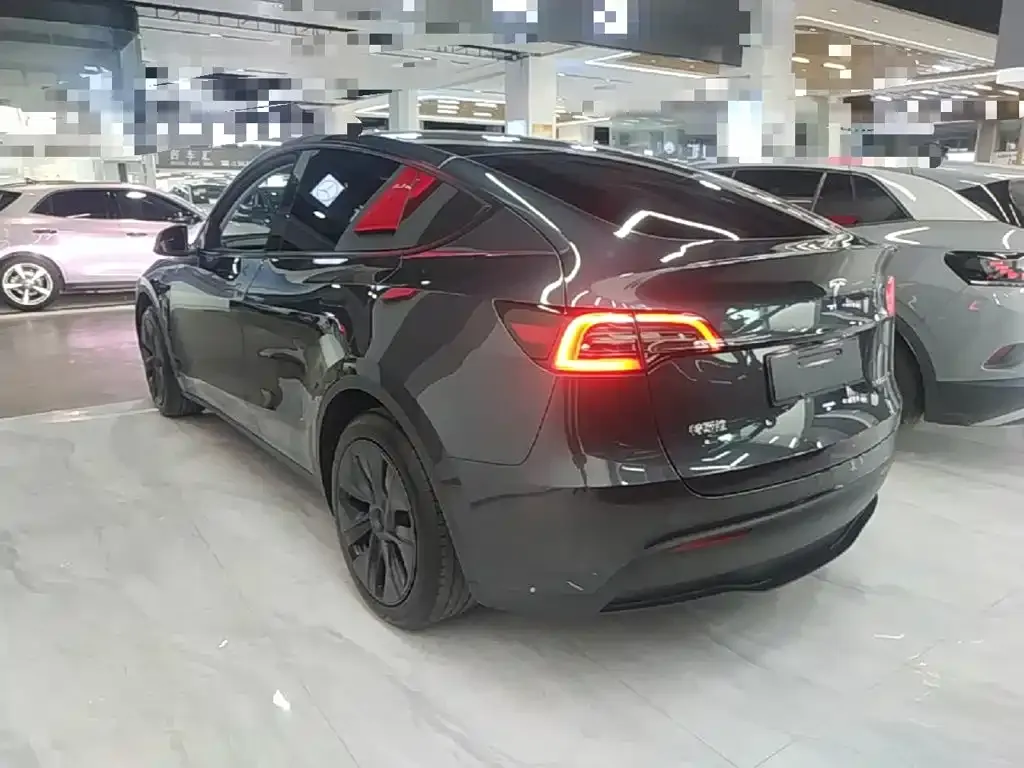 Tesla Model Y — фото 10