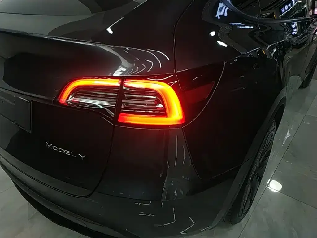 Tesla Model Y — фото 5