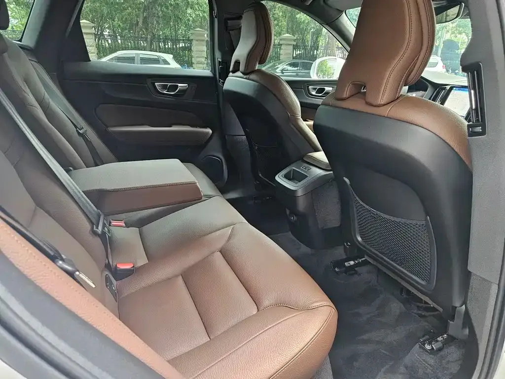 Volvo XC60 — фото 10