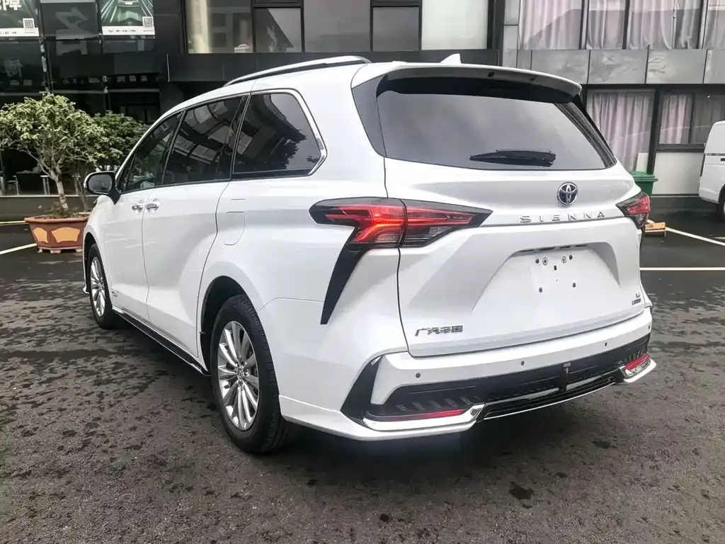 Toyota Sienna — фото 6