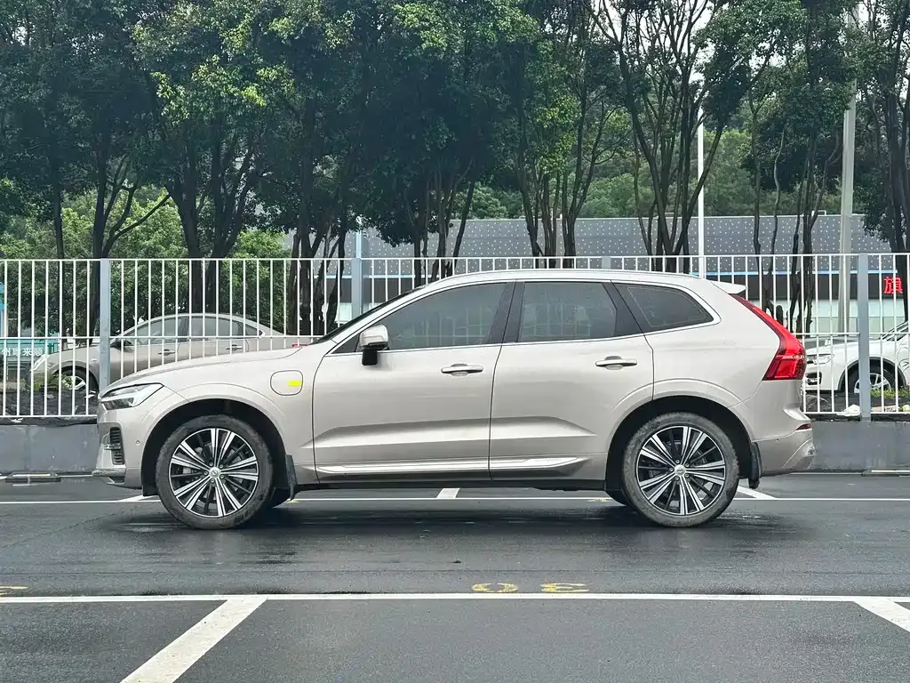 Volvo XC60 PHEV — фото 7