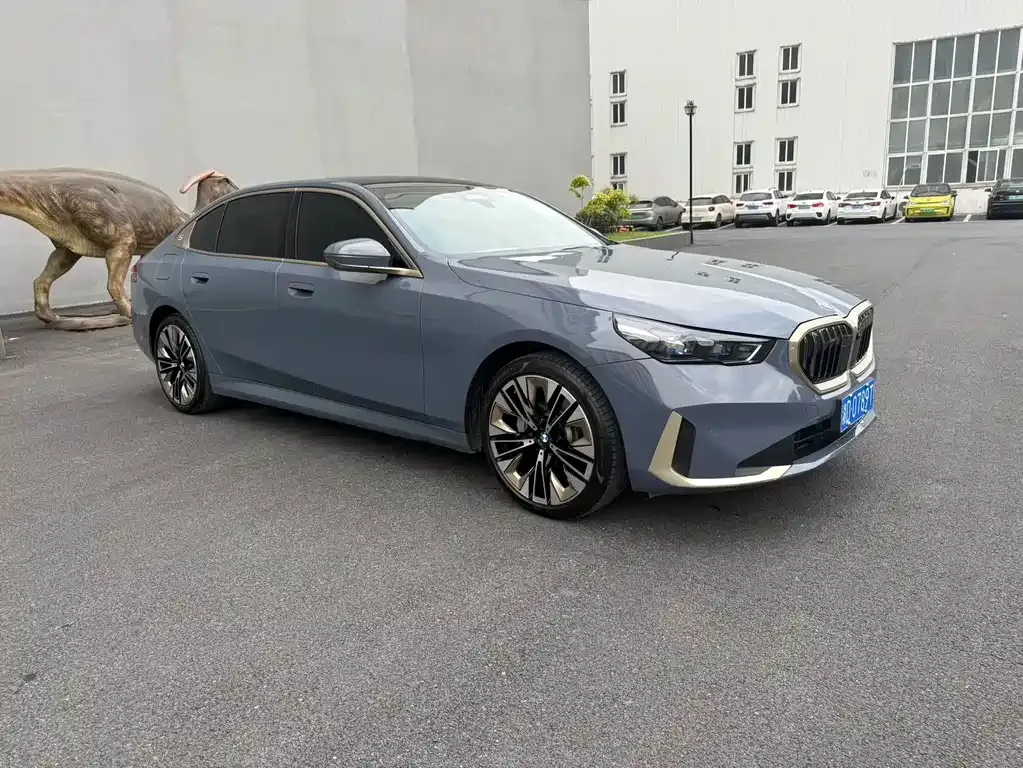 BMW 5 Series — фото 1